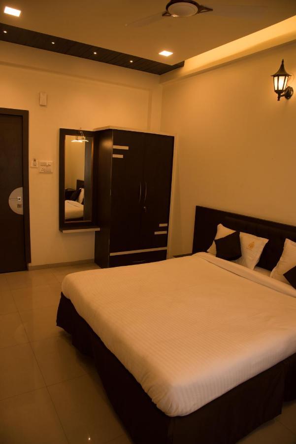 Hotel Rajratna Executive Supe ภายนอก รูปภาพ